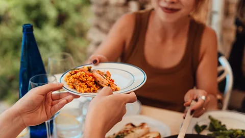 قوانین نانوشته سفر به اسپانیا؛ چرا هرگز نباید شب‌ها پائیا سفارش داد؟